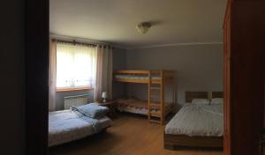 ŻabnicaにあるAgroturystyka Pod Wierchamiのベッドルーム1室(ベッド2台、二段ベッド1組付)