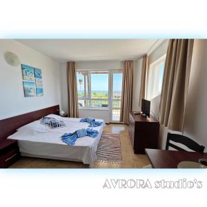 ein Hotelzimmer mit einem Bett und einem Fenster in der Unterkunft Avrora Studio's in Byala