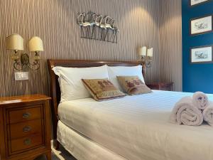 Postel nebo postele na pokoji v ubytování Hermitage Suites