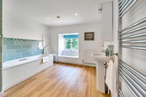 ein Badezimmer mit Waschbecken, Badewanne und Toilette in der Unterkunft Lower Farm Cottage in Stourton Caundle + 35 Fotos