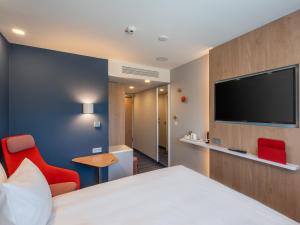 TV a/nebo společenská místnost v ubytování Holiday Inn Express - Hamburg South A7-AS42 by IHG