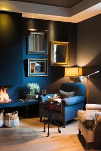 Primero Primera في برشلونة: غرفة معيشة مع أريكة زرقاء ومدفأة