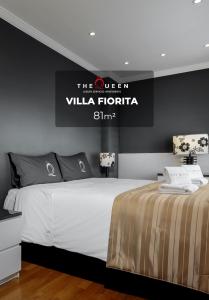1 dormitorio con cama blanca y pared negra en The Queen Luxury Apartments - Villa Fiorita, en Luxemburgo