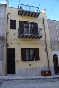 ein Gebäude mit einem Balkon auf der Seite in der Unterkunft Casa Vacanze del Golfo in Castellammare del Golfo