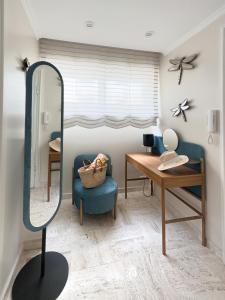 espejo en una habitación con silla azul y mesa en Cosy stay - LA CROISETTE en Cannes