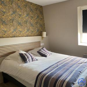 Ένα ή περισσότερα κρεβάτια σε δωμάτιο στο Hotel Restaurant l'Amandois