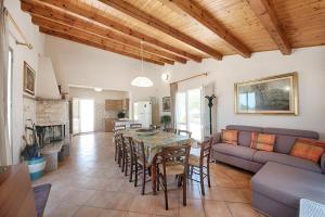 un salon avec une table et un canapé dans l'établissement Villa Rita, à Raguse