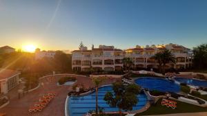 een luchtfoto van een resort met zwembad bij Tenerife Golf Park Apartment in San Miguel de Abona
