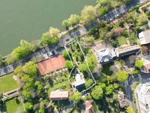 una vista aérea de una casa junto a un río en Pousada Bertin en Chatou