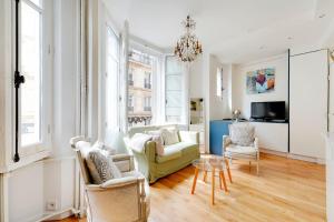 - un salon avec un canapé et deux chaises dans l'établissement Appartement 16th Tour Eiffel - Central Paris, à Paris