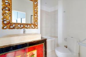 La salle de bains est pourvue de toilettes et d'un miroir. dans l'établissement Appartement 16th Tour Eiffel - Central Paris, à Paris