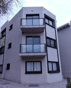 un edificio con balcones en un lateral en Departamento Renato Zanzin en Godoy Cruz