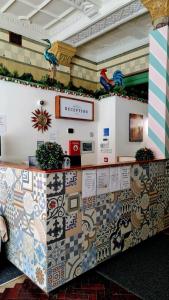 カーディフにあるMrs Pottsのカラフルなタイル張りのカウンター付きレストラン