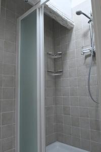 La salle de bains est pourvue d'une douche, d'une baignoire et d'un lavabo. dans l'établissement Villa Arte, à Bale