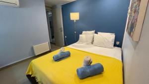 A bed or beds in a room at Beachfront Villa Hoopoe Schinias, Marathon