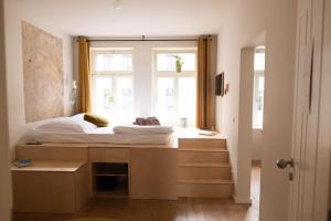 1 dormitorio con cama y ventana en Lax und Sülze, en Leipzig