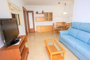 Televízia a/alebo spoločenská miestnosť v ubytovaní LITORAL COSTA DORADA - PINS i MAR Only families