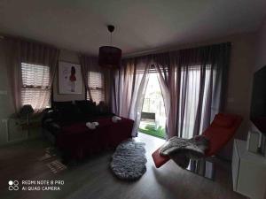 sala de estar con sofá y ventana en Villa SUN en Ashqelon