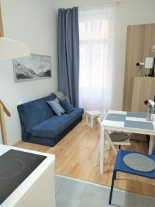 プラハにあるSide Street Apartmentsのリビングルーム(青いソファ、テーブル付)
