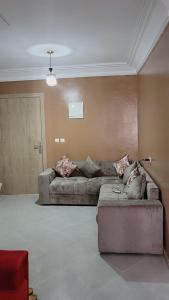 uma sala de estar com dois sofás e um sofá em Résidence Miftah Sahil Anza em Agadir