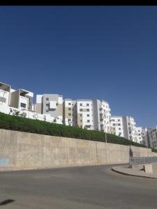 uma rua vazia em frente a edifícios altos em Résidence Miftah Sahil Anza em Agadir
