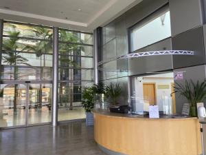 a lobby with a counter in a building at אוקיינוס במרינה מלון דירות בעלים פרטיים עם נוף לים מרפסת אחד עד שני חדרי שינה וסלון in Herzliyya B