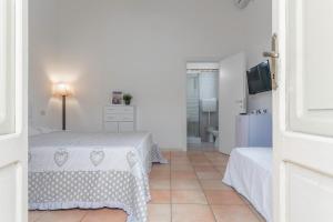Camera bianca con 2 letti e bagno. di Saporedimare - Affittacamere fronte mare - Narramondo Villas a Tortoreto