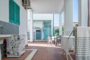 un balcone con tavolo e sedie su una casa di Saporedimare - Affittacamere fronte mare - Narramondo Villas a Tortoreto