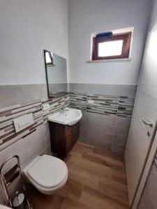 Vista mare rooms في Gasponi: حمام مع مرحاض ومغسلة