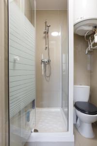 baño con ducha y puerta de cristal en F2 passage des roses rez de cour, en Aubervilliers