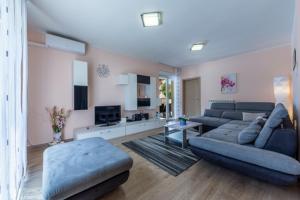 een grote woonkamer met een bank en een tv bij KARLO in Čavle