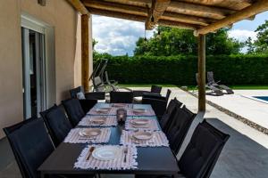 mesa de comedor con sillas negras y mesa en KARLO, en Čavle