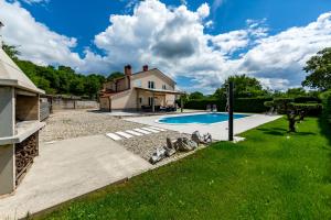 een uitzicht op een huis en een zwembad bij KARLO in Čavle