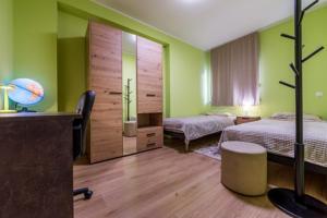 een slaapkamer met twee bedden en een grote spiegel bij KARLO in Čavle +25 foto's