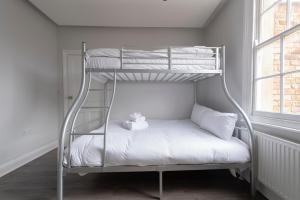 Tempat tidur susun dalam kamar di Charming Character House London