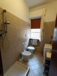 uma casa de banho com um WC e um lavatório em Appartamento luminoso in zona centrale em Montesilvano