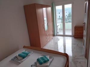 ein Schlafzimmer mit einem Bett mit zwei Kissen darauf in der Unterkunft Apartman Tamara in Sumartin