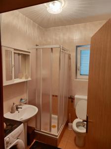 Ένα μπάνιο στο Apartman Toni