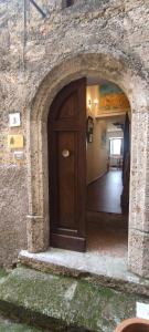 - une porte en bois dans une arche en pierre dans une maison dans l'établissement Casa Marianna, à Fontechiari