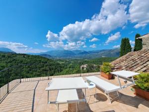 d'une terrasse sur le toit avec une table et deux chaises. dans l'établissement Casa Marianna, à Fontechiari