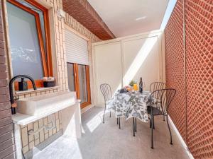 une salle à manger avec une table et des chaises sur un balcon dans l'établissement Bleisure Inn, à Cagliari