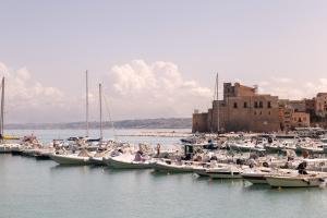 a bunch of boats are docked in a harbor at Angolo di cielo in Castellammare del Golfo