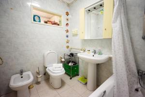 een badkamer met een toilet en een wastafel bij B60 - Lagos Promenade View Apartment in Lagos