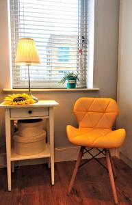 een bureau met een lamp en een stoel naast een raam bij Private Room in Lucan