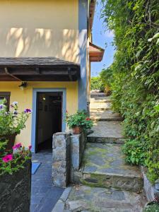 um caminho de pedra que leva a uma casa com flores em Apartamentos Rurales Casa Ardaliz em Cangas del Narcea