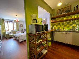 Cucina o angolo cottura di Appartements & Chambres Les Loges du Capucin
