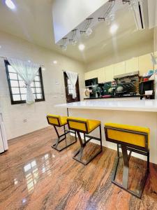 Cucina o angolo cottura di 宜蘭包棟民宿 安娜貝絲 獨棟l KTV唱到飽l電動麻將l全套廚房l看電影l遊戲機l 烤肉BBQ l國旅卡特約