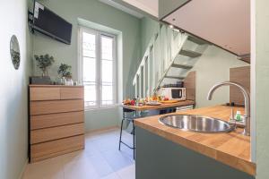 尼斯的住宿－My CASA - SAINT SIAGRE 3，厨房配有水槽和台面