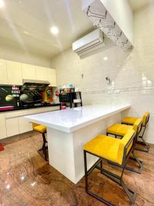 Cucina o angolo cottura di 宜蘭包棟民宿 安娜貝絲 獨棟l KTV唱到飽l電動麻將l全套廚房l看電影l遊戲機l 烤肉BBQ l國旅卡特約