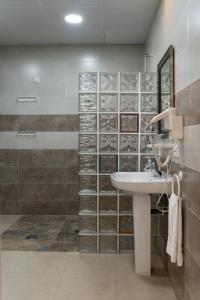 A bathroom at Hotel Alquimia Cadiz Még 37 kép